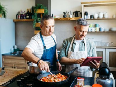 couple making healthy breakfast