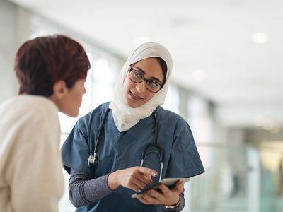 Muslim surgeon consults female patient