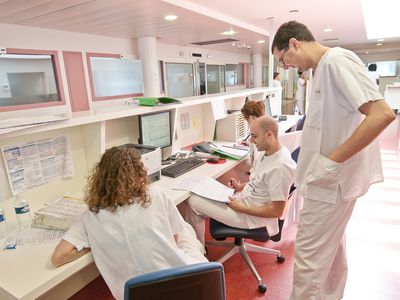 4 nurses gathered at the nurses' station